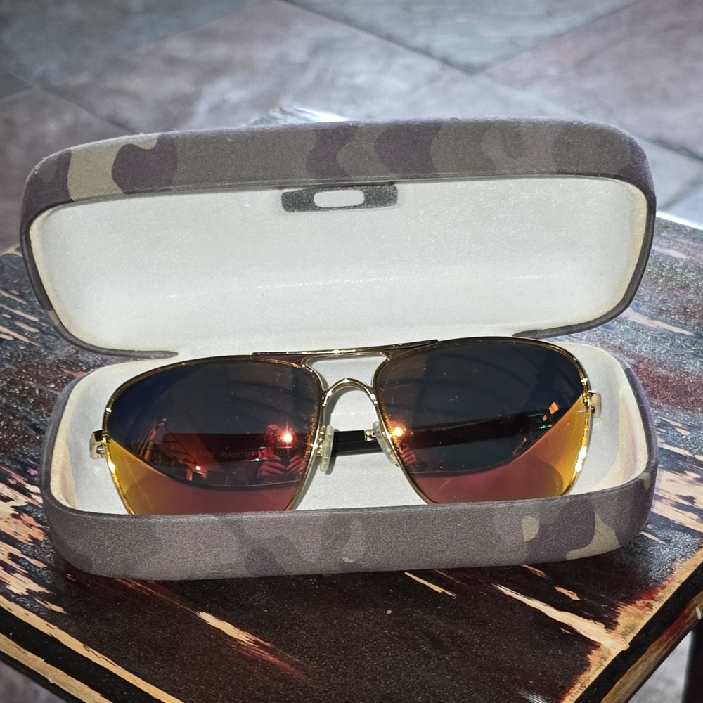 OAKLEY PLAINTIFF SQUARED            Gold Aviator Sunglasses with Case